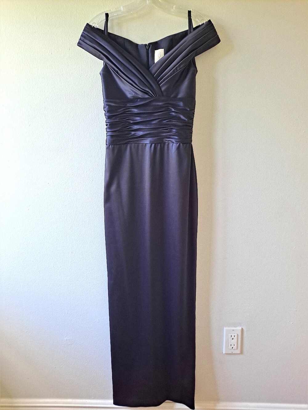 Kay Unger x Ann Taylor Evening Gown In Navy. Size 0